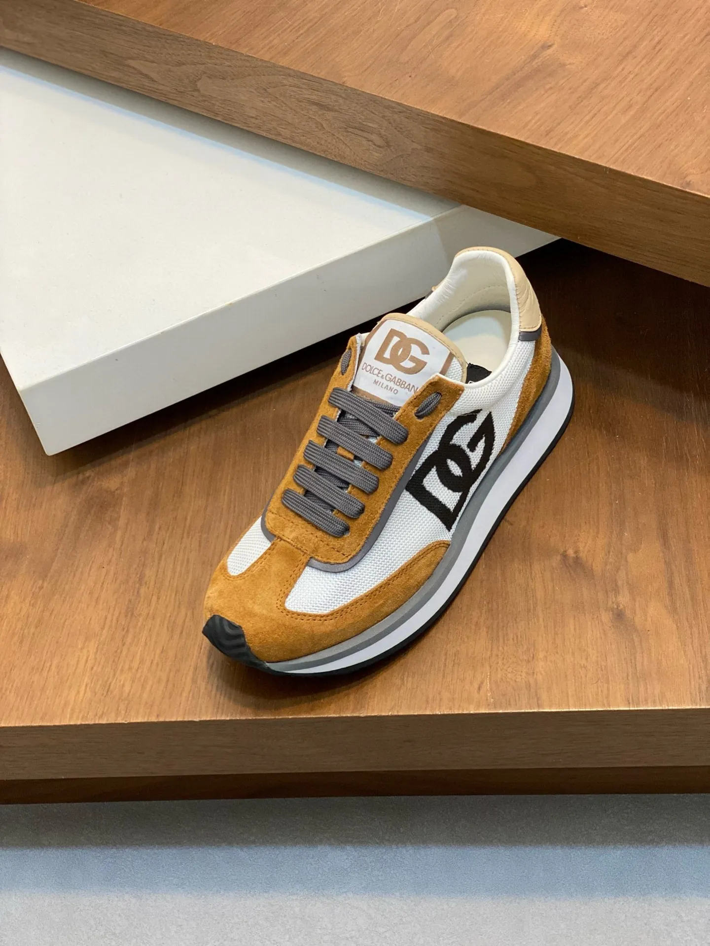 Factory price: 458💰••New products••Dolce&Gabbana••DG✔️High-end men's sports•casual shoes. Original goods from top counters. Original imported cowhide, multi-material splicing design ➕Imported cowhide lining, cowhide feet ➕Original TPR elastic outsole. Size: 39-44 (38, 45 customized)
